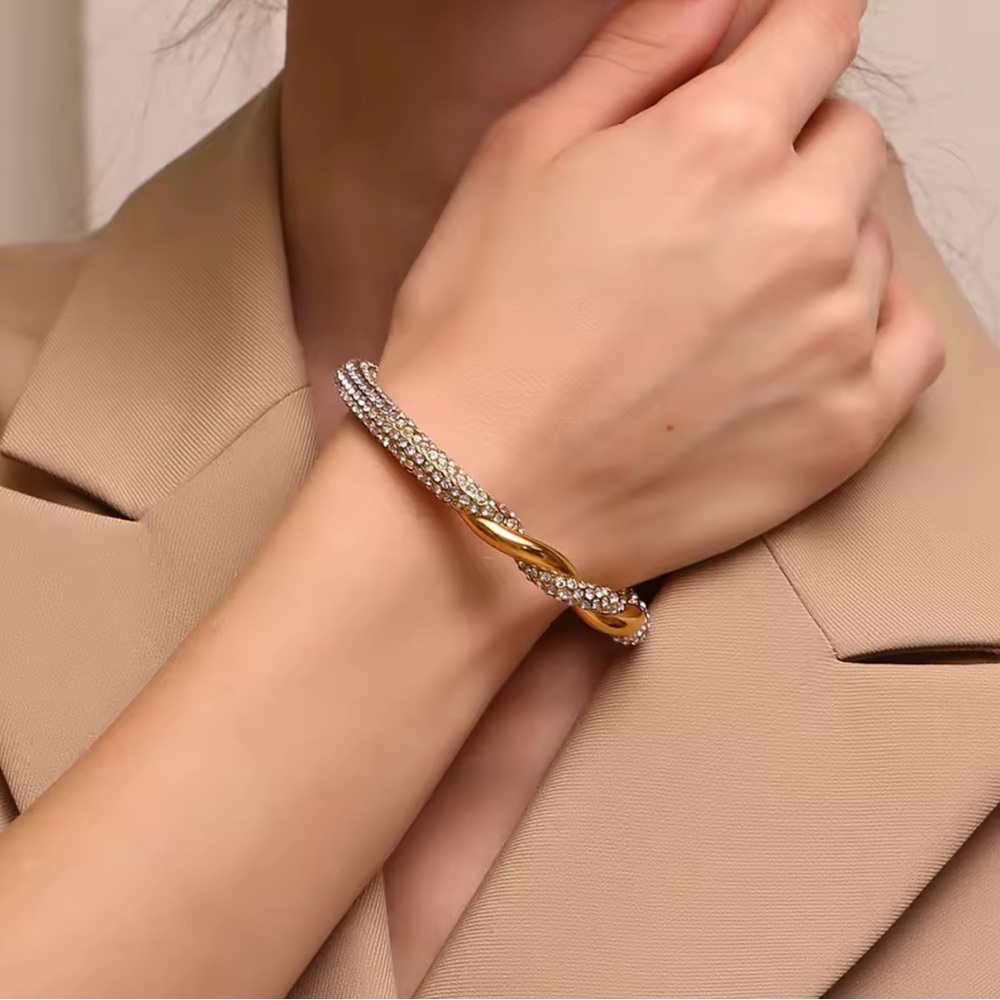 NEW 18K GOLD PLATED LUXE CUFF BRACELET – TWISTED ZIRCON DESIGN - Picture 5 of 6